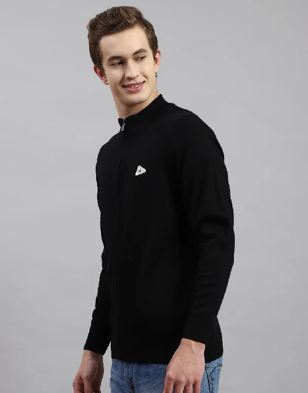 Massive discounts on all clothing items – Shop now for the best prices. Men Black Solid Stand Collar Full Sleeve Pullover Massive discounts on all clothing items – Shop now for the best prices. Men Black Solid Stand Collar Full Sleeve Pullover
