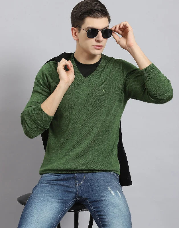 Find your perfect fit at the best prices – Clothing deals now on sale.  Men Green Solid V Neck Full Sleeve Pullover